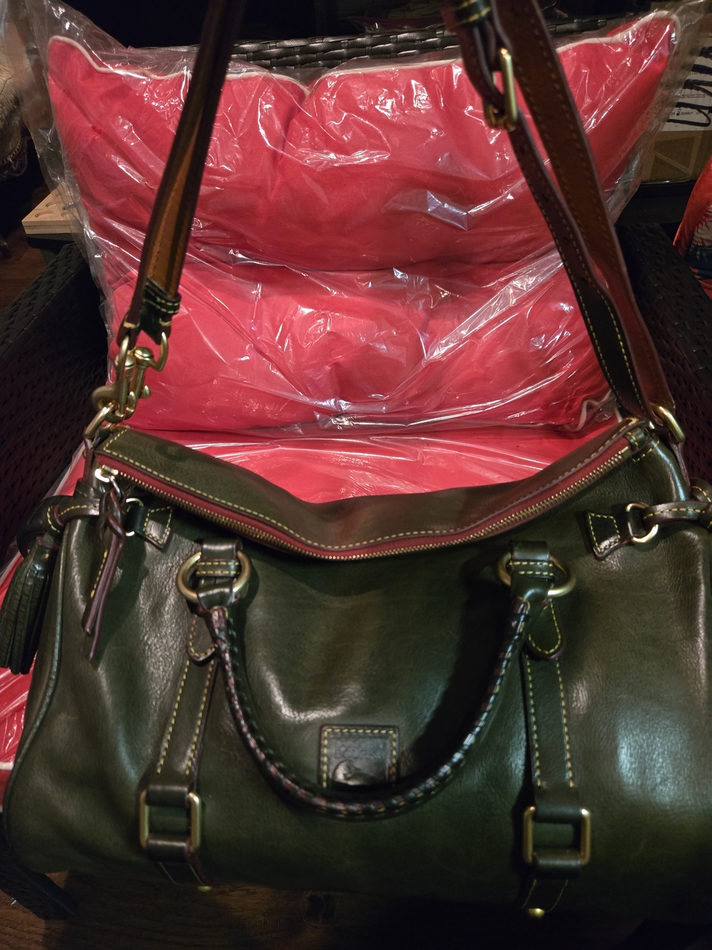 🌻Dooney Large Tassel Satchel Olive Green Leather Shoulder Bag. Beautiful Patina - Picture 6 of 16